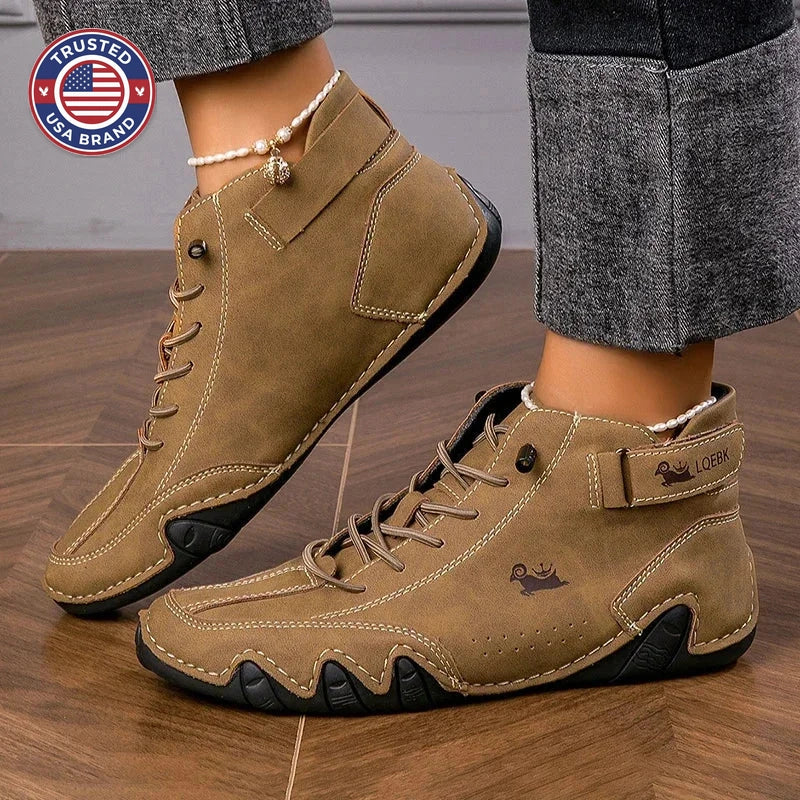 Women's suede lace-up ankle winter boots with contrast stitching - Brown