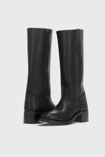 Modern Classic Winter Boots for All-Season Wear