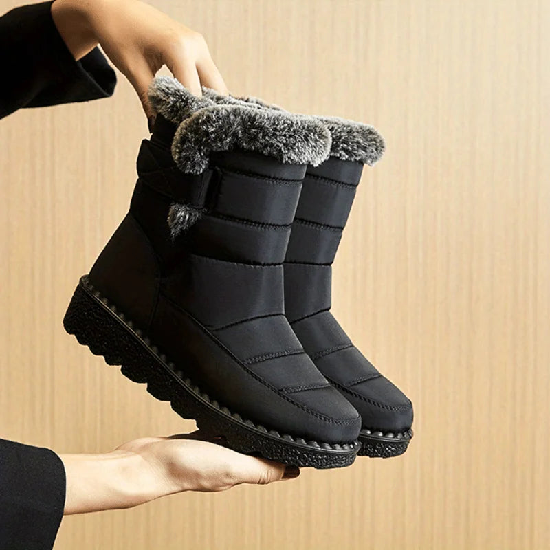 Women's plush-lined ankle winter snow boots in Black
