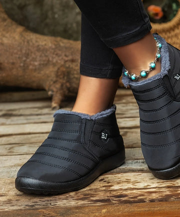 Women's plush lined ankle winter boots in Black