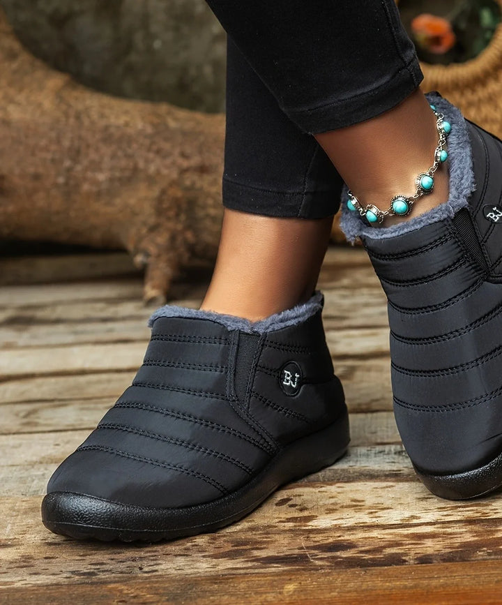 Women's plush lined ankle winter boots in Black