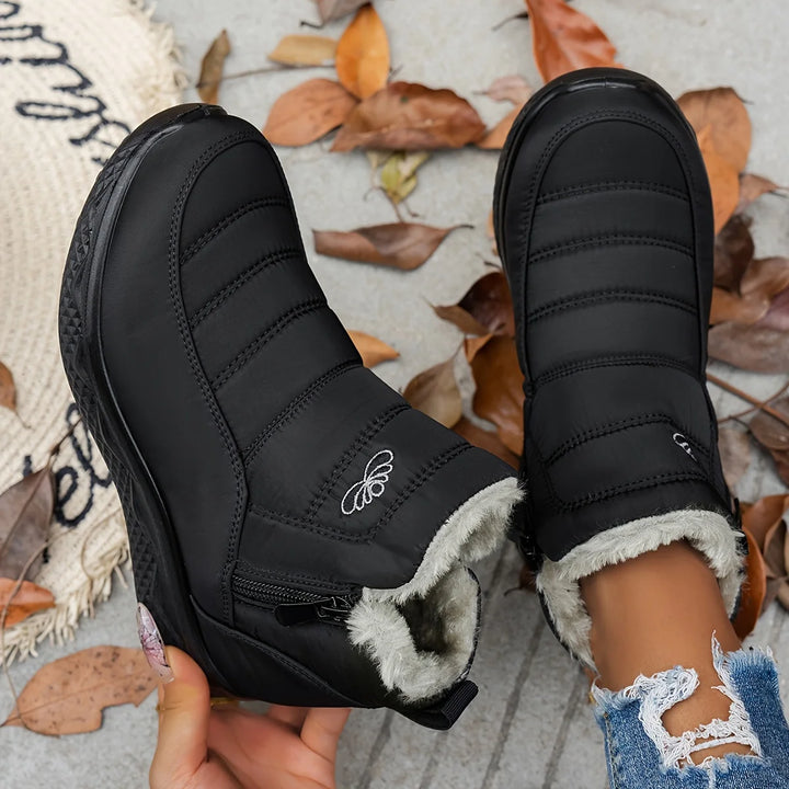 Women's ankle winter snow boots with quilted upper in Black