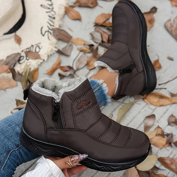 Women's ankle winter snow boots with quilted upper in Brown