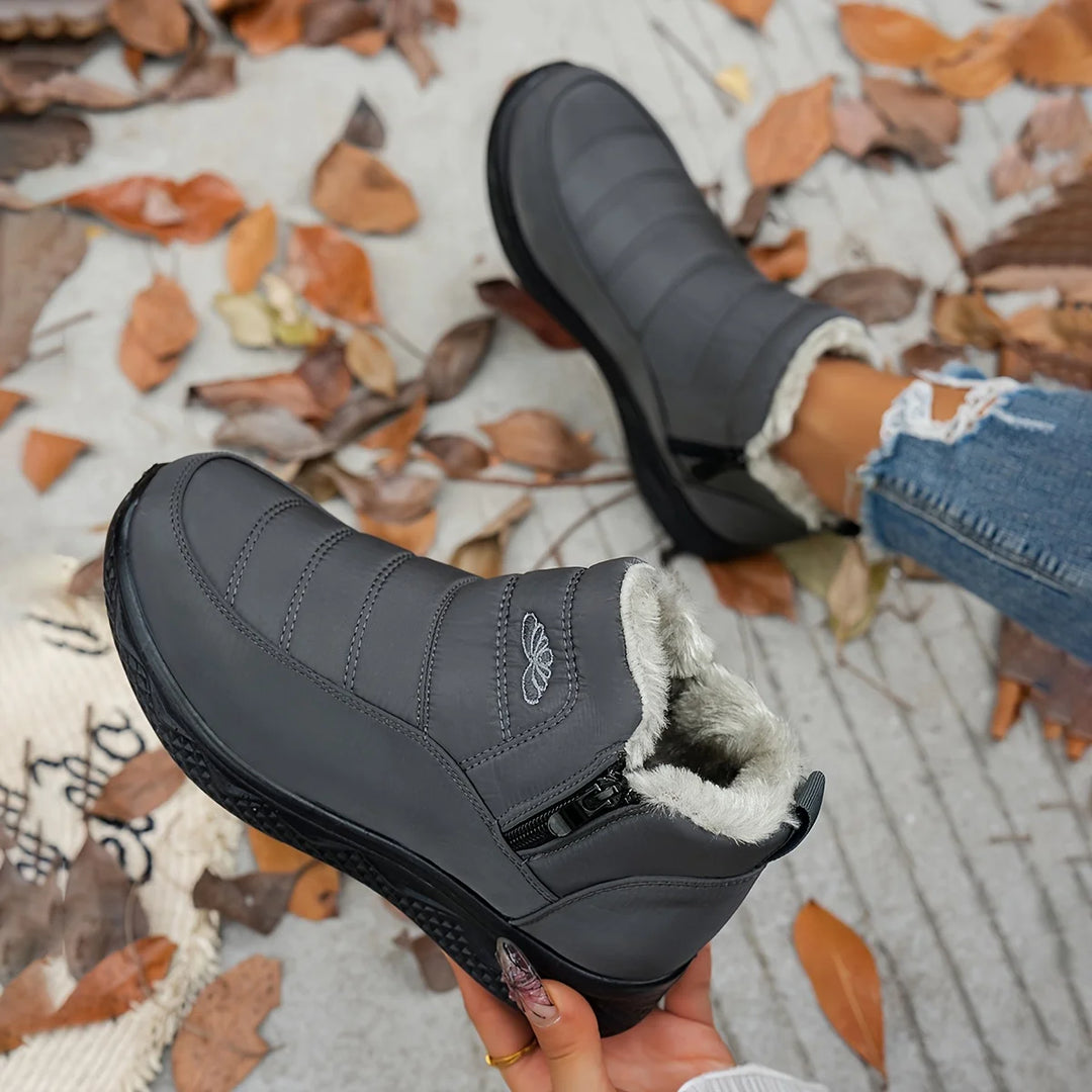 Women's ankle winter snow boots with quilted upper in Grey